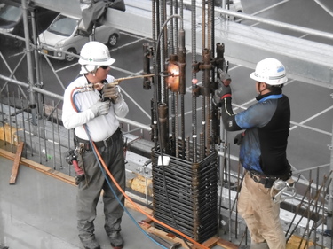 鉄筋のガス圧接工事の写真